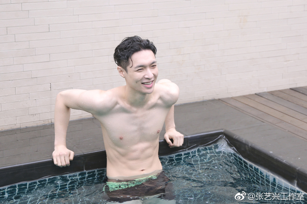 张艺兴泳池晒照大秀腹肌