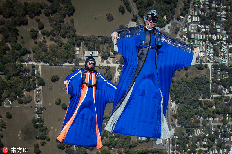 刺激!美国跳伞员上演翼装飞行