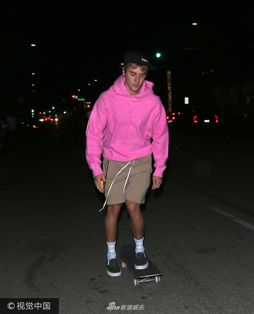比伯夜晚玩滑板耍帅 粉色卫衣骚气无比
