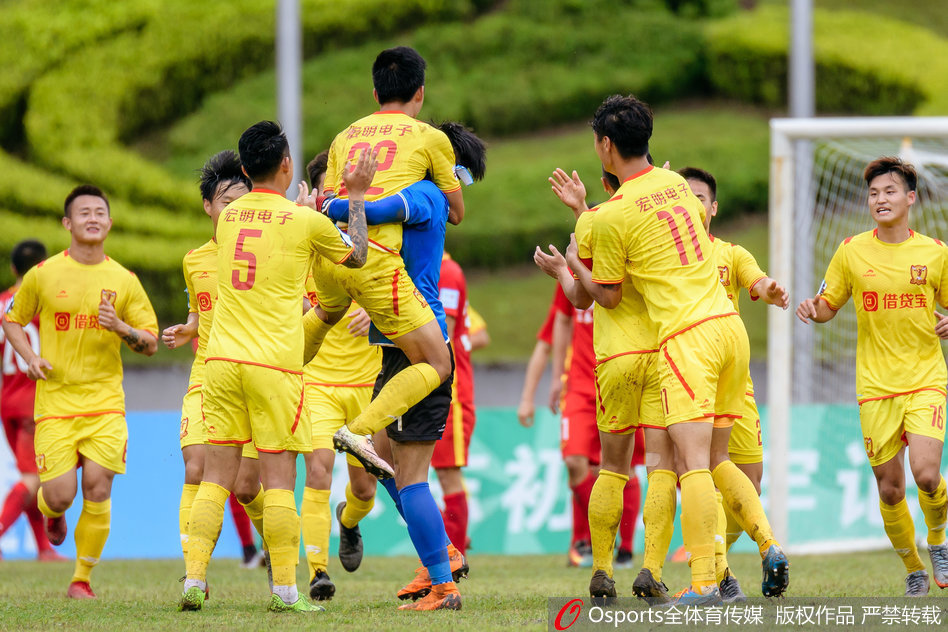 侯琨向世界跆拳道联合会博物馆捐赠火炬