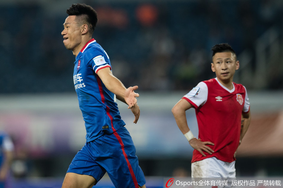 作何感想？斯波的房子付之一炬 他被拍到站在自家门外