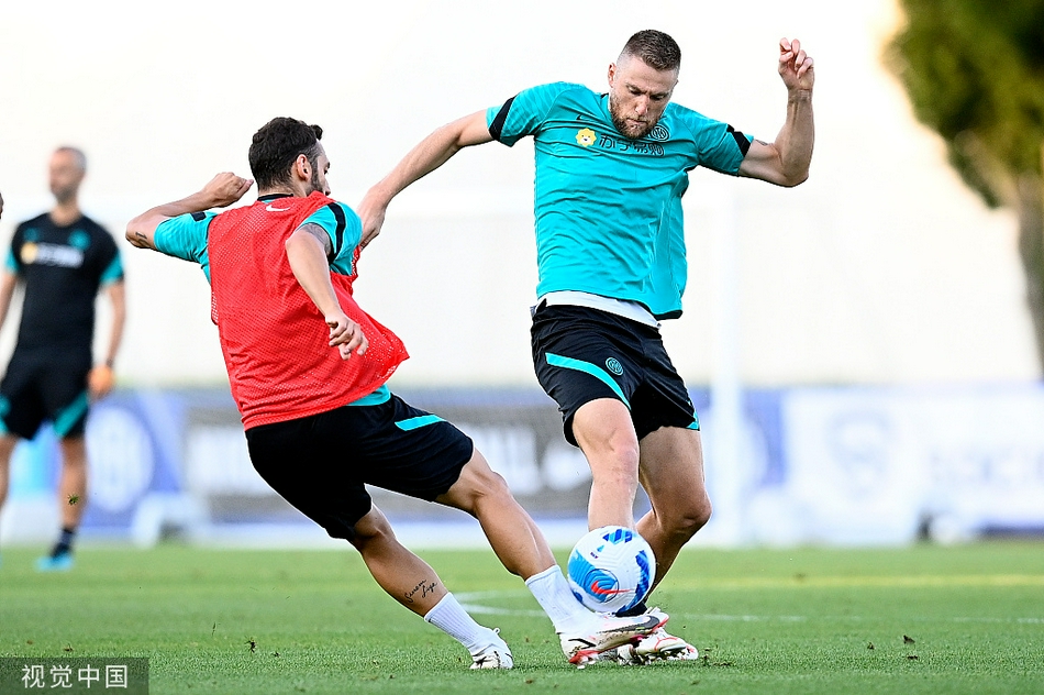 在清晨的阳光下，国际米兰的将士们精神抖擞地出现在训练场上，队长袖标在汉达诺维奇手臂上格外醒目，他正目光坚毅地指挥着防线队友进行站位演练。