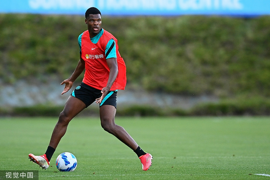 夕阳的余晖洒在训练场上，完成了全部科目的国际米兰球员们轻松地走回更衣室，他们的脸上带着满足的笑容，一天的汗水与付出，只为在新赛季的赛场上为荣誉而战。