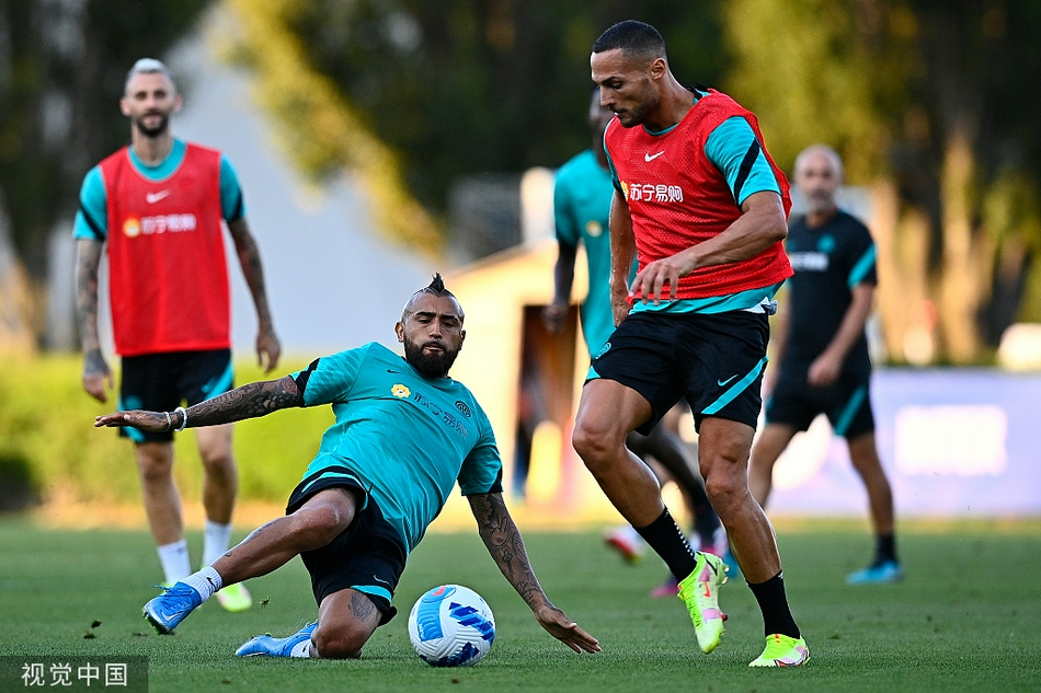 恰尔汗奥卢在训练中展现精湛脚法，皮球划出一道美妙的弧线绕过人墙，直挂球门死角，门将奋力扑救仍鞭长莫及，只能无奈地回头目送皮球入网。