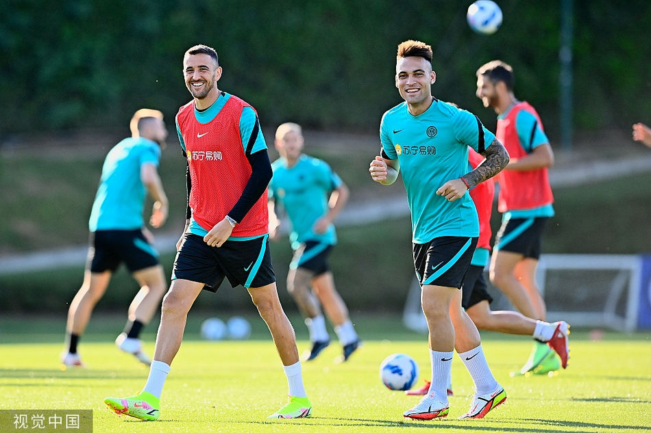 在另一块训练区域，巴雷拉正与队友佩里西奇进行着激烈的拼抢，两人都赤膊上阵，汗水浸湿了全身，眼神中透露出对球权的绝对渴望，展现了球队内部火热的竞争氛围。