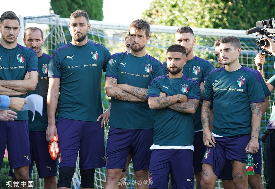 小基耶萨在边路衔枚疾走，他犀利的突破就像一把尖刀，直插对手的心脏地带，年轻的血液在蓝衣军团体内沸腾。