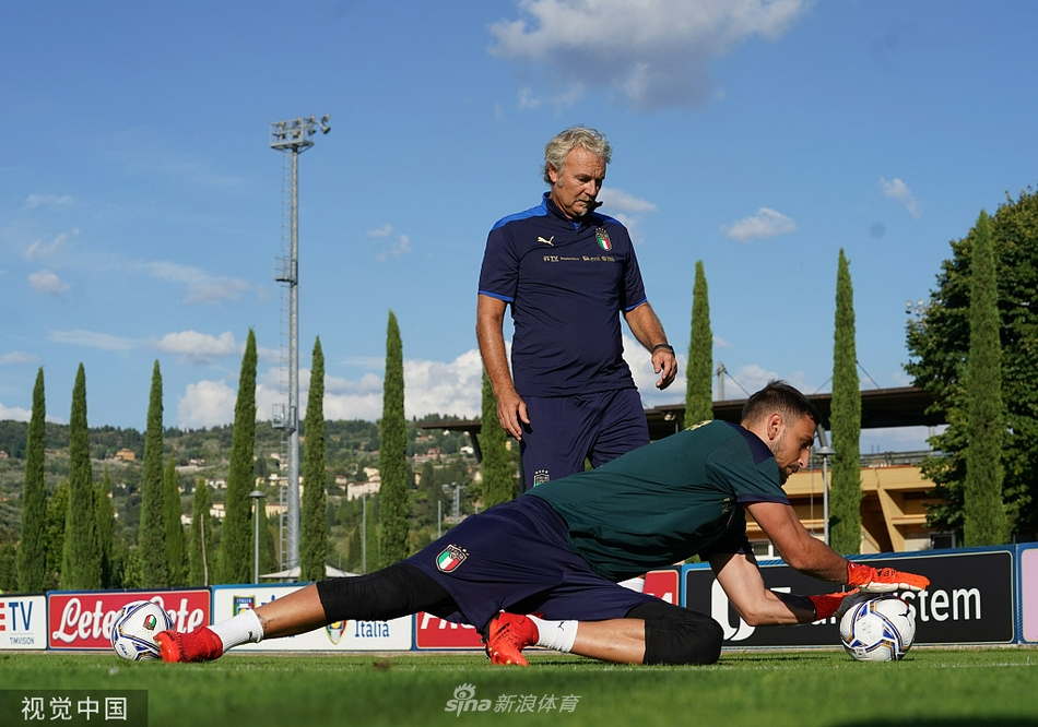 博努奇在后场从容指挥，他的眼神犀利，手指向前方，每一次触球都仿佛在向对手宣告：想要突破我的防线，你得先过掉这座意大利的城墙。