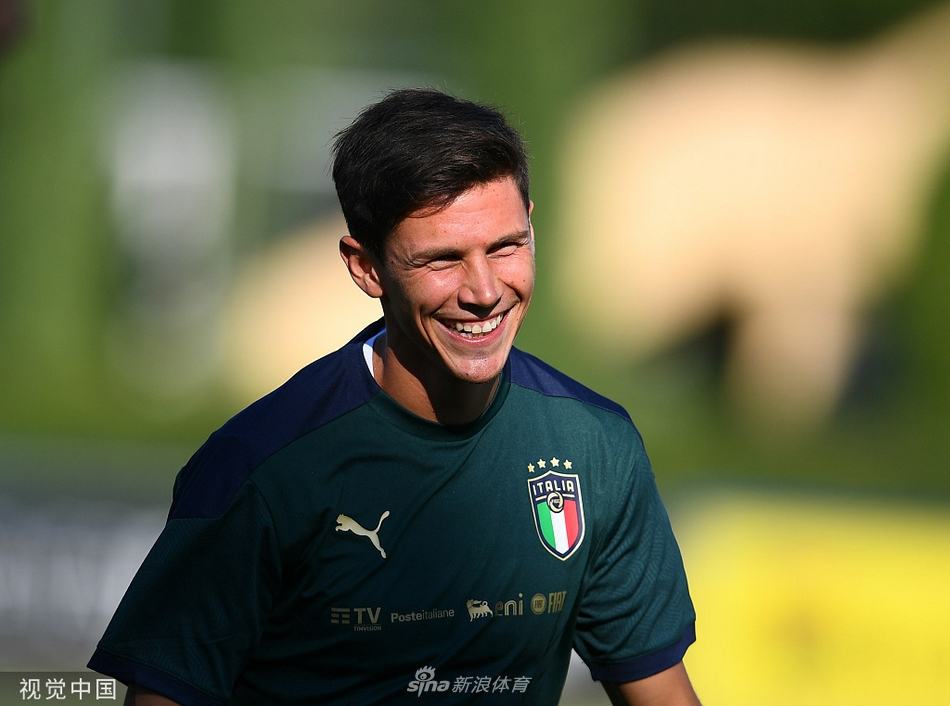 在托斯卡纳的艳阳下，意大利队的将士们围成一圈，仿佛一个不可撼动的整体，正在聆听主教练曼奇尼的赛前密令。