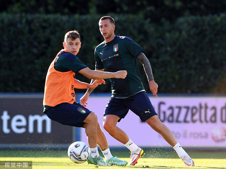 洛卡特利在训练中神情坚毅，他护球转身，目光如炬，仿佛已经看穿了几天后对手在中场的所有防守意图。