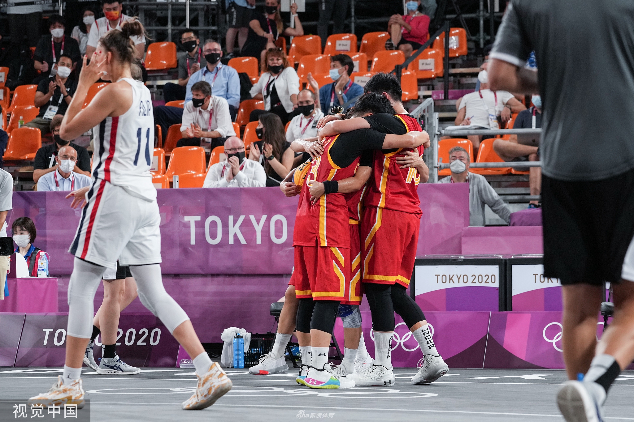 颁奖仪式后，四位中国姑娘并肩站在领奖台上，高举着手中的铜牌向观众致意，背后的五环见证着她们用汗水浇灌出的荣耀时刻。