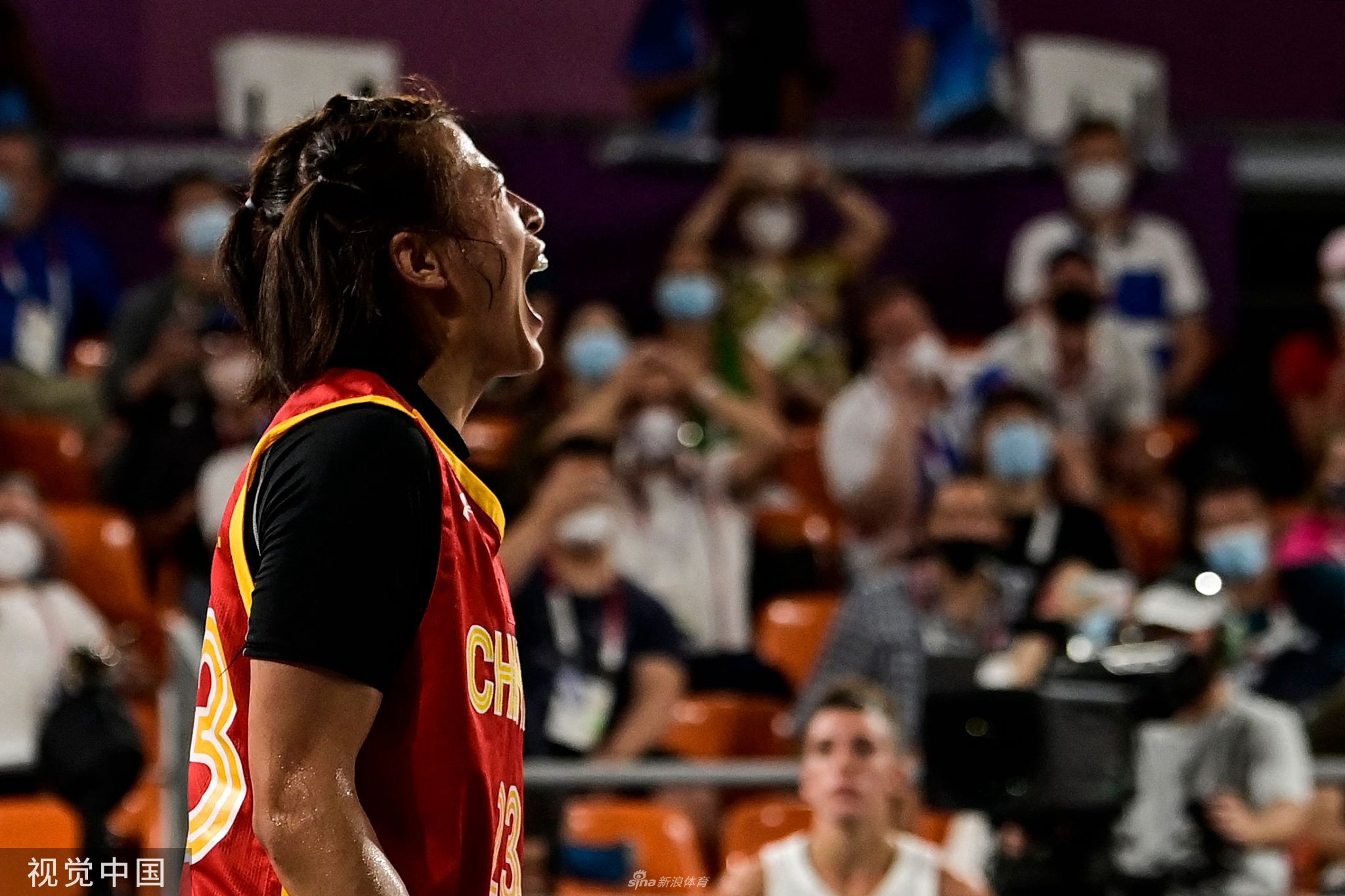 万济圆在篮下卡位要球，她紧抿嘴唇，用瘦削却充满力量的身躯对抗着更高大的对手，每一次篮下的肉搏都只为争取那宝贵的球权。