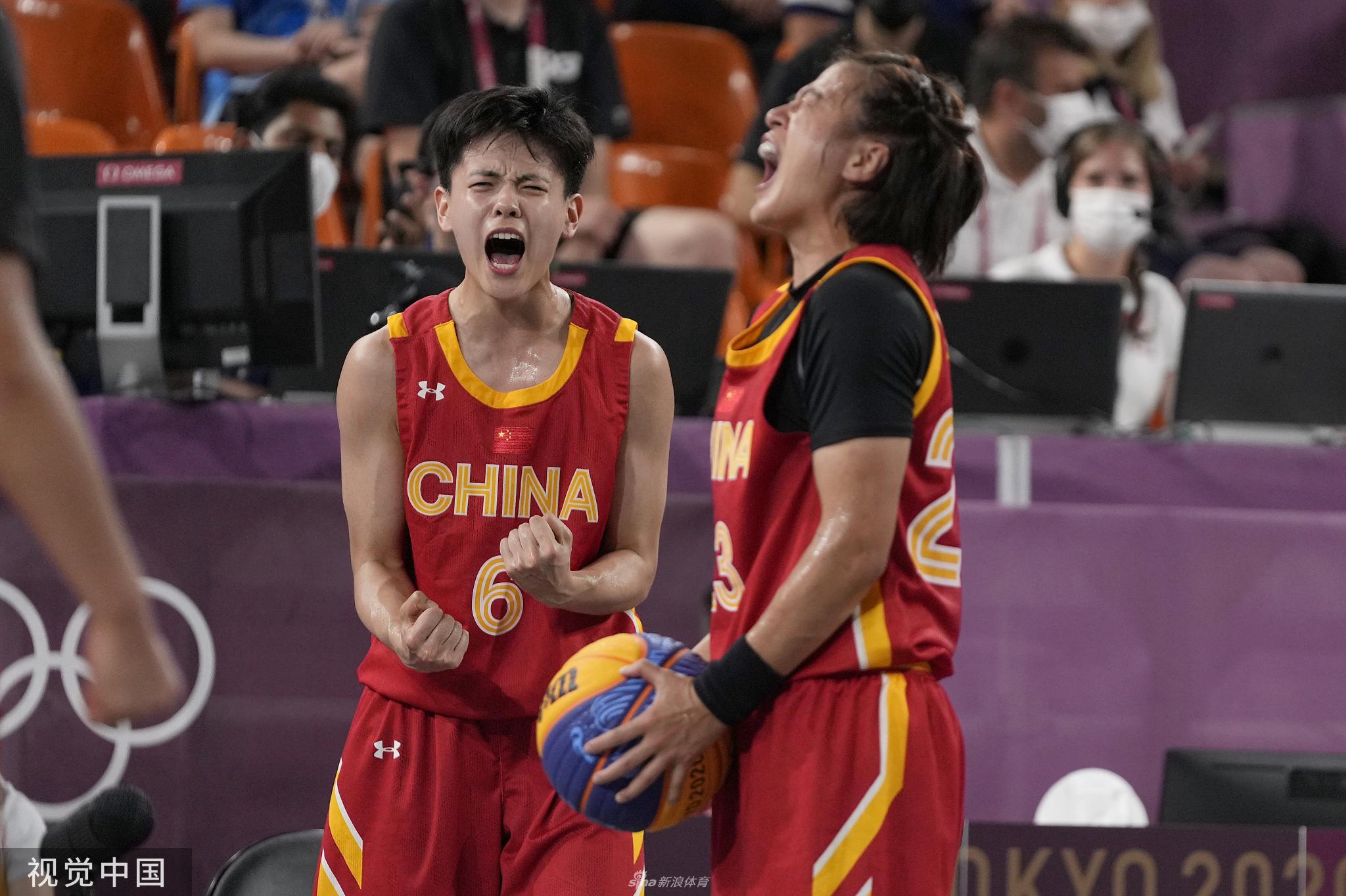 杨舒予在人群中自信运球突破，眼神凌厉而专注，她飘逸的短发和俊朗的外表下，藏着一颗为国征战的炽热之心。