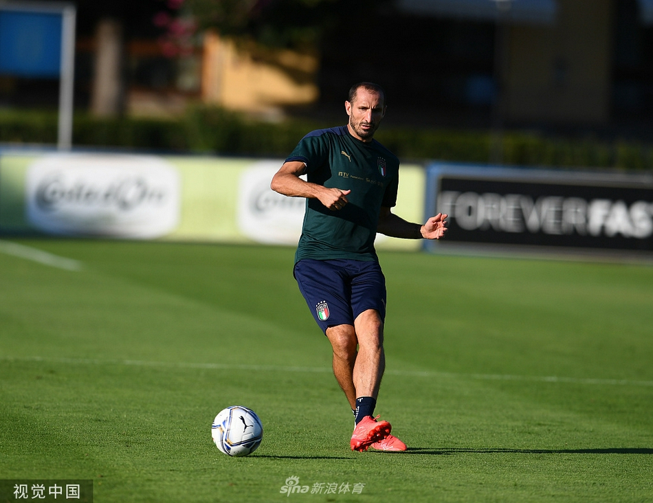 因西涅带球突破，脚下生风，他灵巧的身姿在防守球员中间穿梭，仿佛在绿茵场上跳起了一曲只有意大利人才懂的华尔兹。