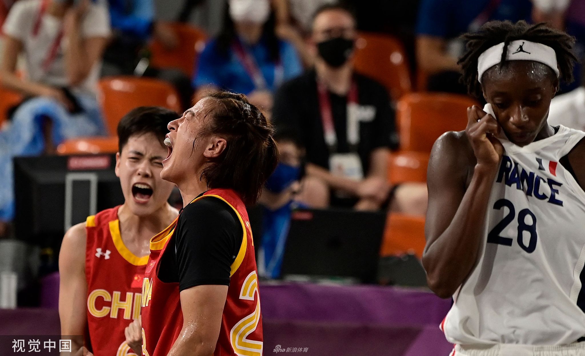 张芷婷（左）与万济圆在防守端筑起铜墙铁壁，两人高高跃起全力封堵对手的投篮，每一次指尖的触碰都是对胜利的极致渴望。