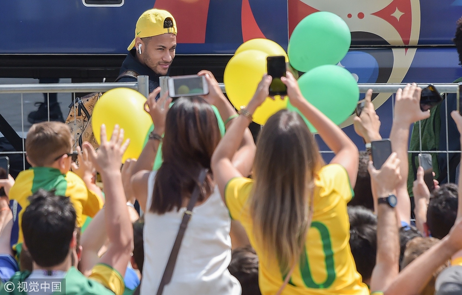 巴西抵达喀山获球迷迎接