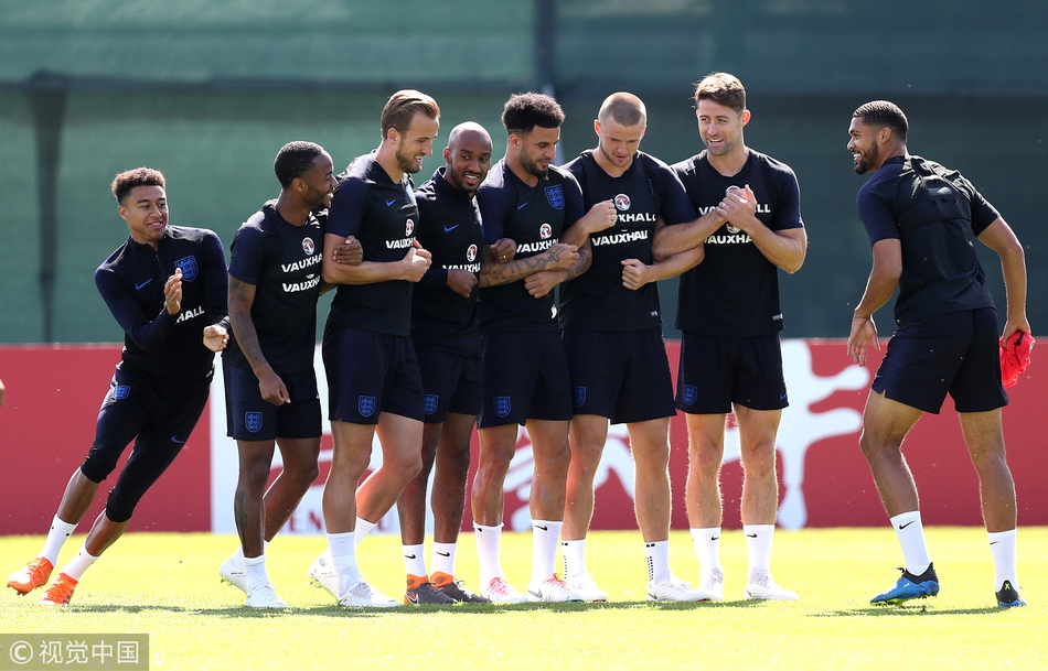 英格兰训练备战 热火朝天的青年军