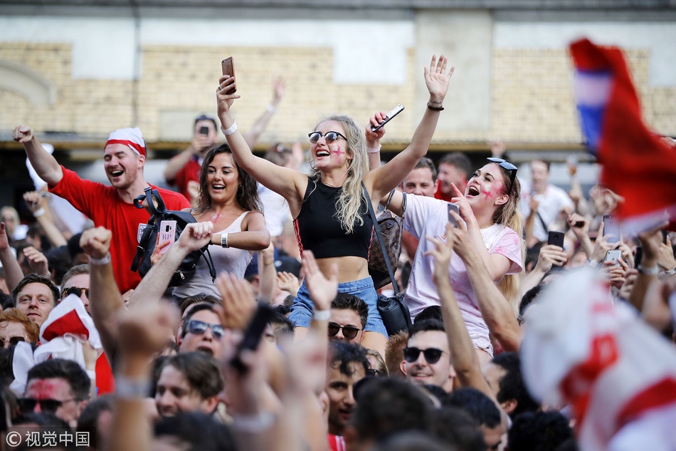 英格兰球迷疯狂庆祝主队晋级