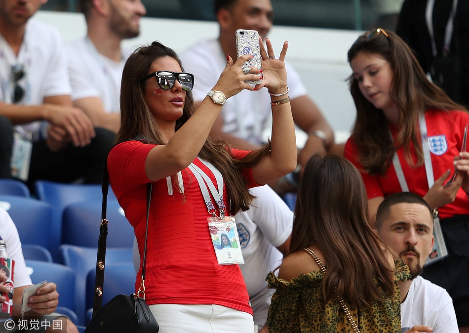 英格兰队太太团观赛 瓦尔迪爱妻身材妖娆
