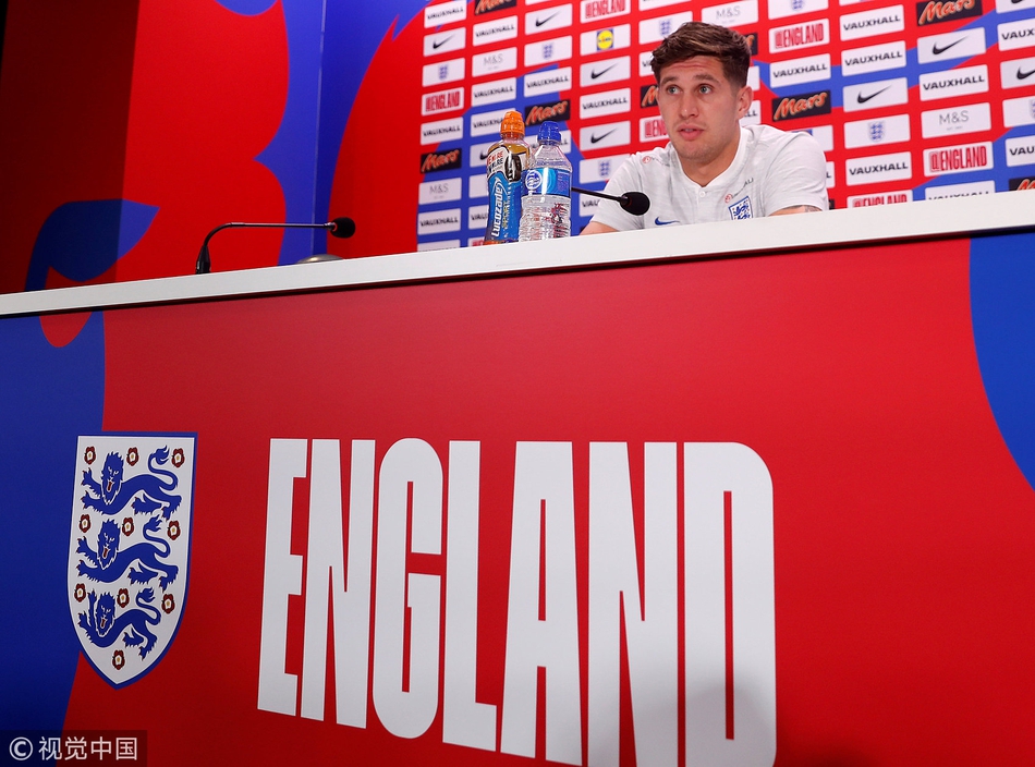 英格兰赛前发布会 斯通斯出席