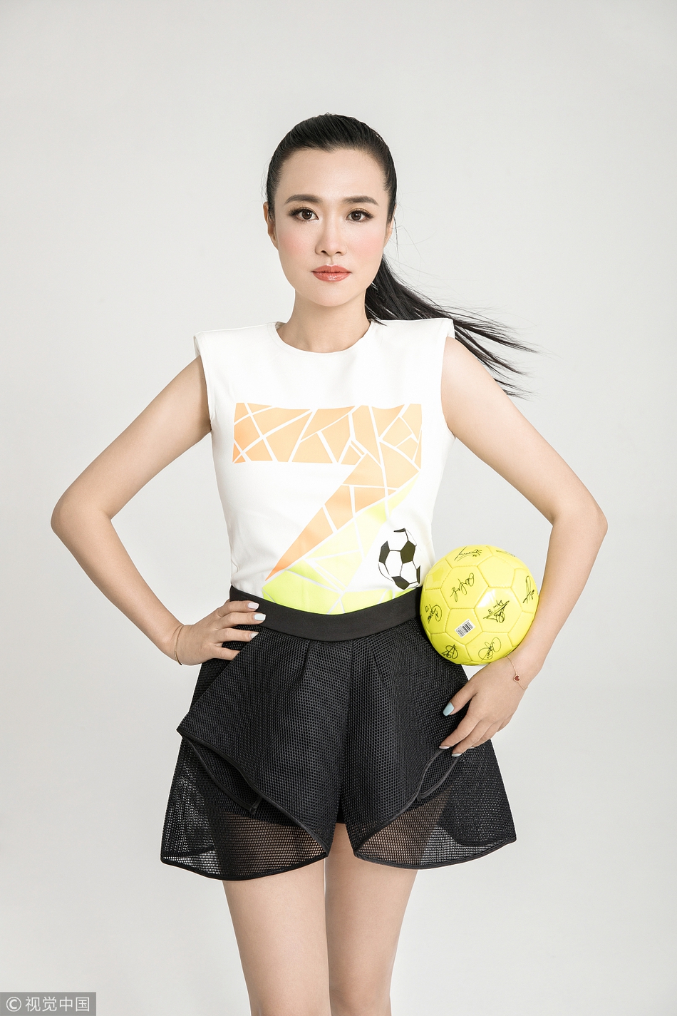 央视女主持王曦梁独家写真发布 主持三届豪门盛宴
