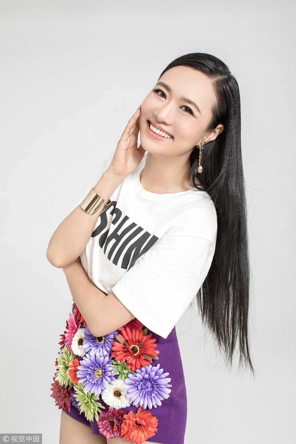 央视女主持王曦梁独家写真发布 主持三届豪门盛宴
