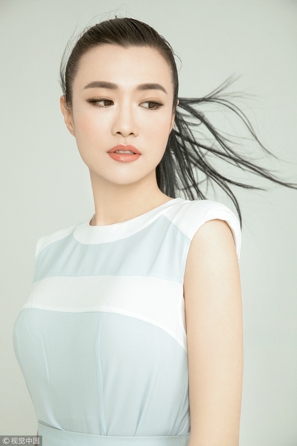 央视女主持王曦梁独家写真发布 主持三届豪门盛宴