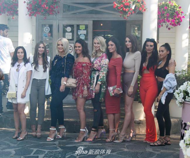 俄媒吐槽英格兰太太团似狗熊 你看像不像？