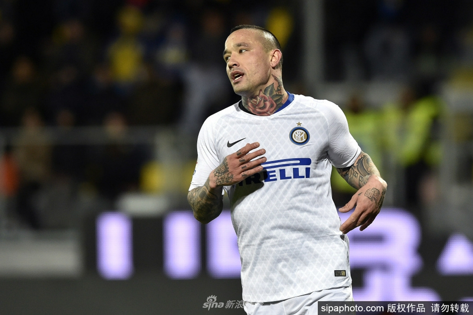 纳因格兰在比赛中咬牙拼抢，手臂上青筋暴起，淋漓尽致地展现了他凶悍的球风和永不言弃的战斗精神。