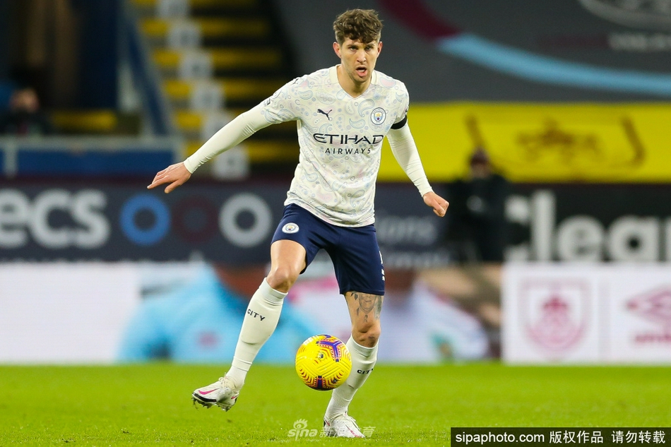 训练场上，斯通斯全神贯注地完成每一次触球。汗水浸湿了他的金色发丝，坚毅的眼神聚焦于皮球。在这片他再熟悉不过的草皮上，他用不知疲倦的奔跑和精准的传递，诠释着现代型中卫的定义——不仅是防线的最后一道闸门，更是进攻发起的第一座灯塔。