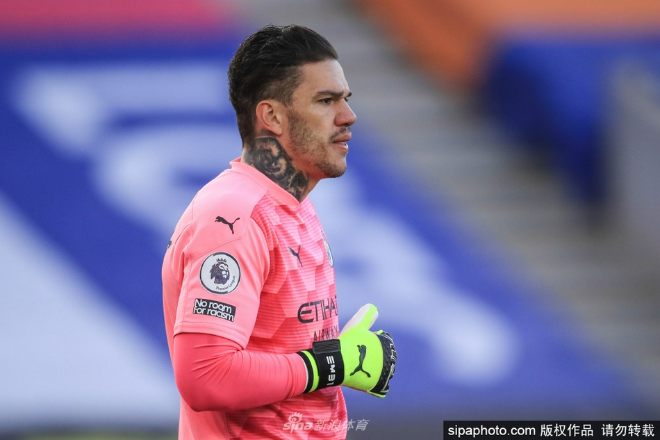 伊蒂哈德球场内，埃德森拿着签字笔在合同上郑重落笔，一旁的曼城高层露出赞许的笑容，这一刻标志着双方未来五年继续携手的承诺正式生效。