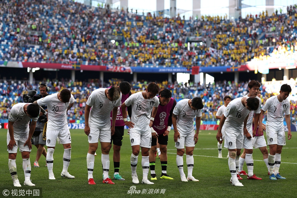 韩国队员垂头丧气黯然离场