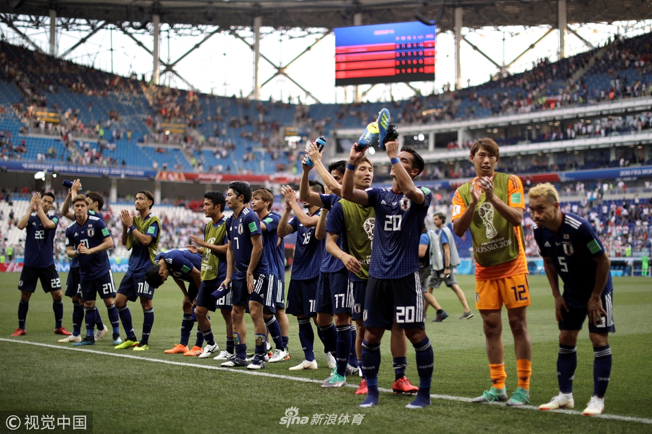 眼泪打转！日本人惊险晋级 鞠躬谢球迷