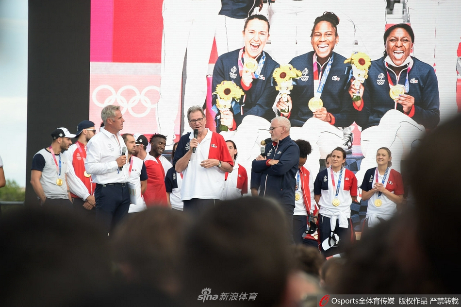 法国代表团举行庆功仪式 运动员喷洒香槟疯狂庆祝