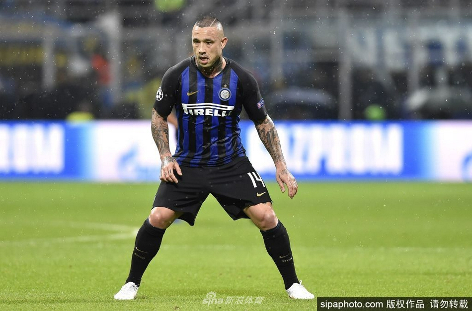 纳因格兰在训练中露出难得的笑容，阳光洒在他的脸上，此刻的他不再是那个凶悍的‘忍者’，只是一个享受足球的纯粹球员。