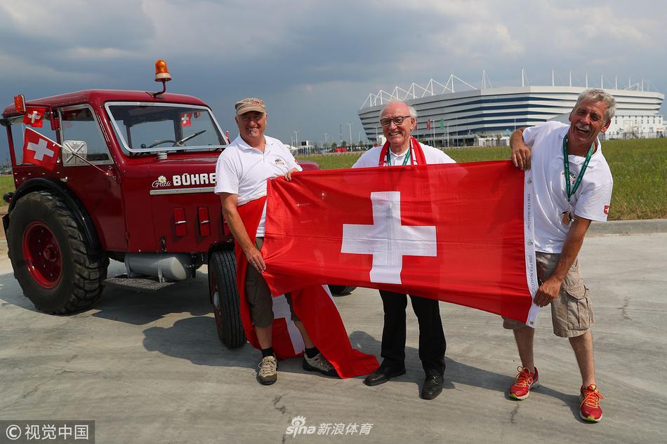 瑞士球迷驾驶拖拉机赴俄看世界杯