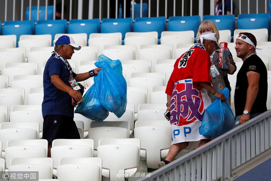 日本球迷赛后清理看台垃圾