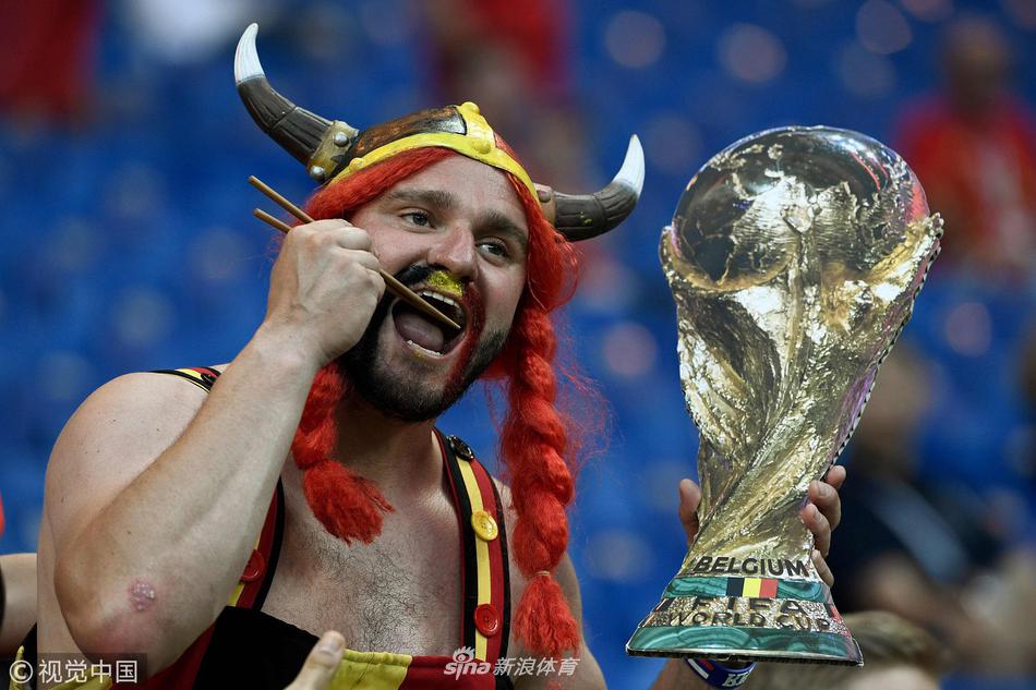 比利时女装大佬用筷子吃爆米花