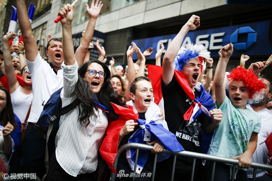 历史第二次捧杯！法国球迷狂喜庆祝