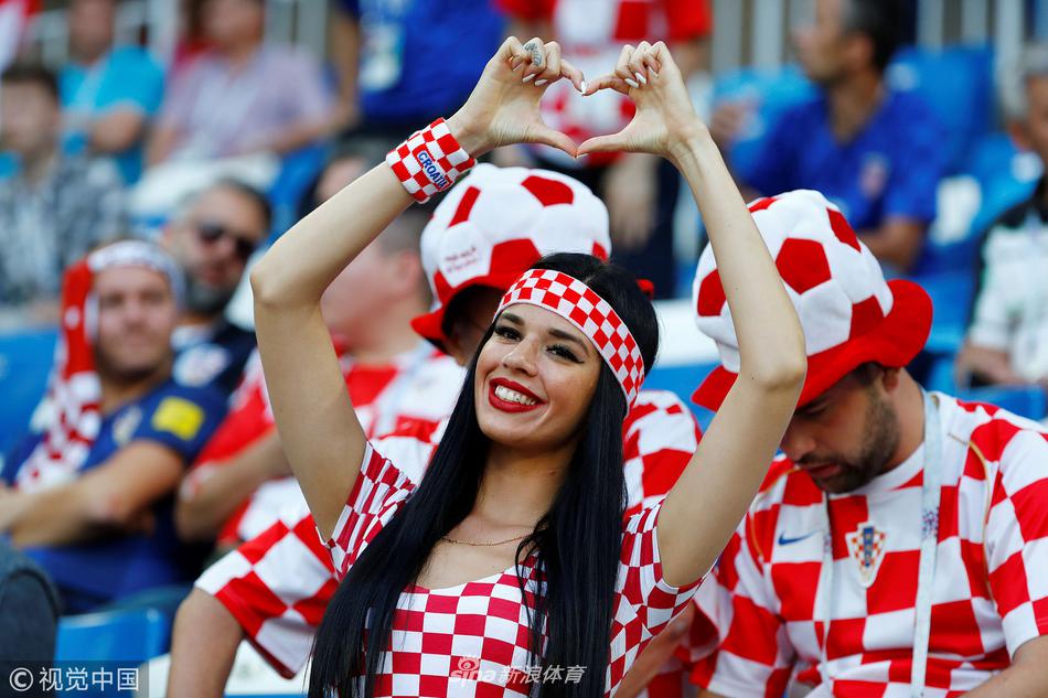 克罗地亚vs尼日利亚球迷入场 美女比心