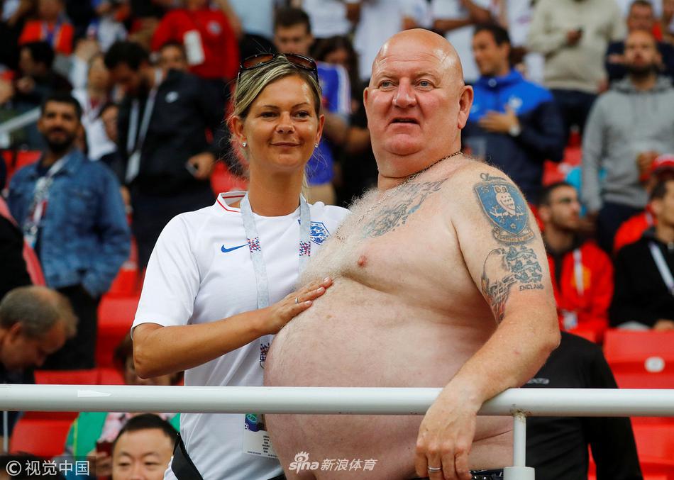 足球流氓or狂热球迷！英格兰看台一人赚足眼球