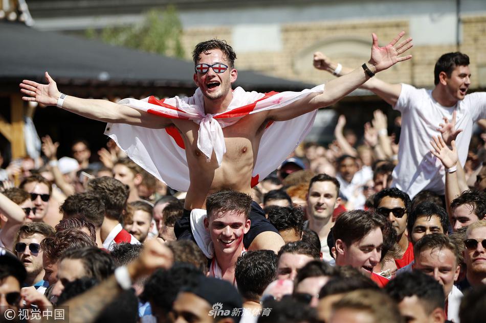 英国本地球迷观战助威