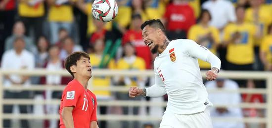 张琳芃（右）与韩国队球员争顶。图片来源：亚足联官网