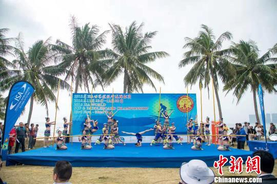 2018年第九届万宁国际冲浪赛在海南万宁开幕。 林檎 摄
