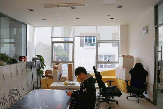 熊斐然坐在量子光电竞中心楼上的办公区