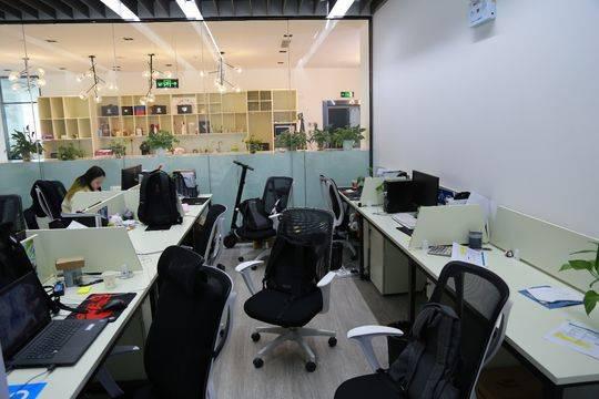 西部裁判组的工位区