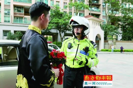 胡先生(左)说感觉很奇妙。龙岗交警供图
