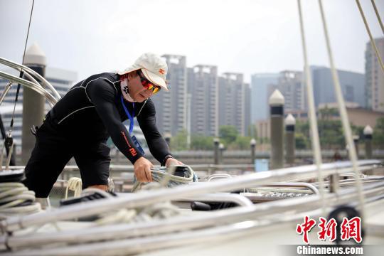图为参赛选手进行准备工作。 李思源 摄