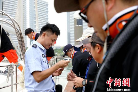 图为参赛选手正在配合边检工作人员进行查验。 李思源 摄