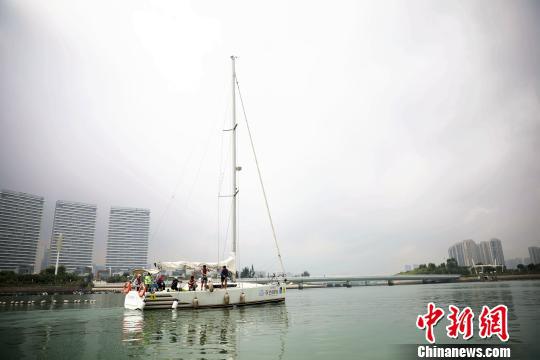 图为比赛帆船驶出五缘湾游艇港。 李思源 摄