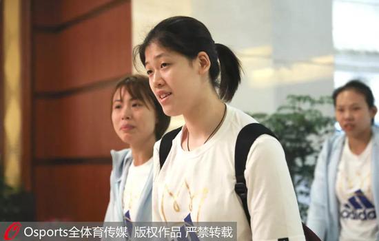 中国女排在郎平的带领下抵达北仑,姚迪、李盈莹均随队到达。